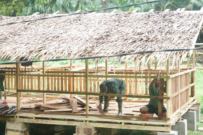 
 Satgas TMMD bersama Warga Gotong-royong untuk Mempercepat Proses Pembangunan Kandang Kambing