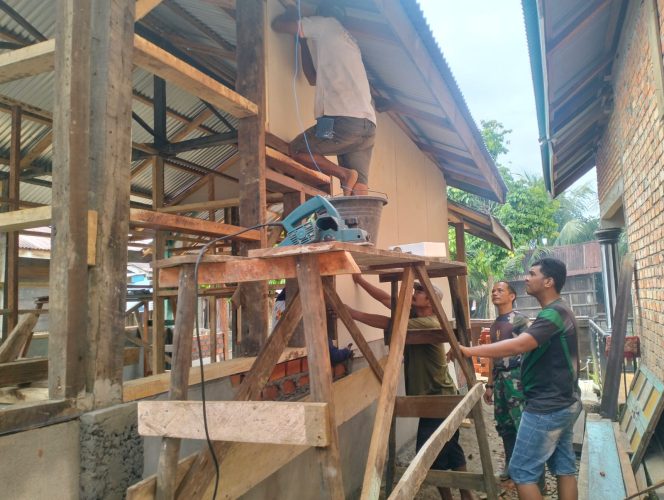 
 Beberapa Warga Malako Intan Ikut Membantu Satgas TMMD Membuat RTLH