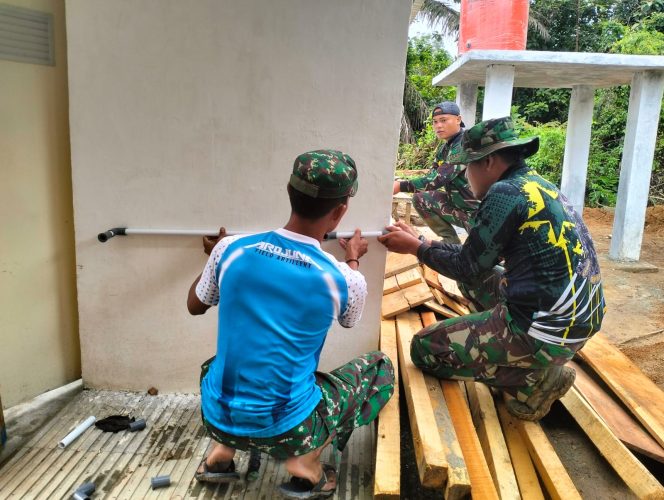 
 Instalasi Pipa Air Mulai Dipasang oleh Anggota Satgas TMMD