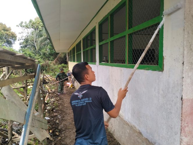 
 Upaya Meningkatkan Kualitas Sarana Pendidikan, Satgas Lakukan Pengecatan Dinding MI Nurul Falah