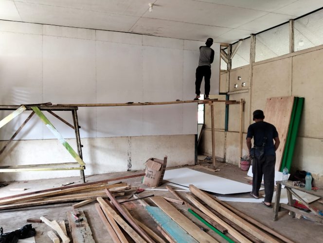
 Satgas TMMD juga Membuat Dinding Pembatas Ruang Kelas