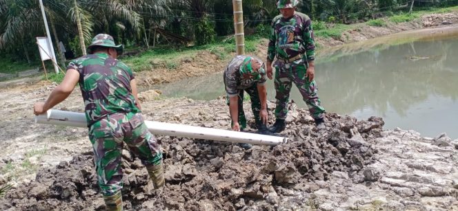 
 Program Ketahanan Terpadu Satgas TMMD sudah Pemasangan Pipa untuk Kolam Ikan