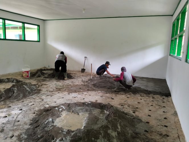 
 Kolaborasi Satgas TMMD dan Masyarakat terus Genjot Pembangunan Fisik, Salah satunya Plaster Lantai Madrasah