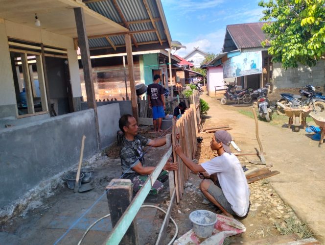 
 Untuk Percantik Tampilan RTLH Satgas TMMD Membuat Pagar Rumah
