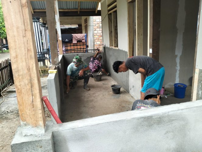 
 Satgas TMMD Plaster Dinding RTLH  sebagai Bentuk Penyempurnaan Bangunan
