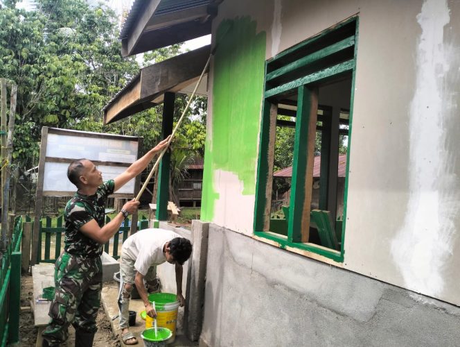 
 Satgas TMMD terus Semangat Mengecat Dinding RTLH yang Hampir Rampung