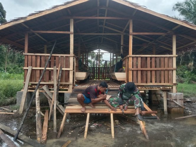 
 Satgas Kembali Membangun Tangga Kandang Kambing Untuk Permudah Akses Perawatan Ternak