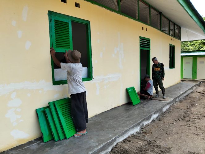 
 Upaya Percepat Rehabilitasi MI Nurul Falah, Satgas kembali Mengerjakan Pemasangan Jendela
