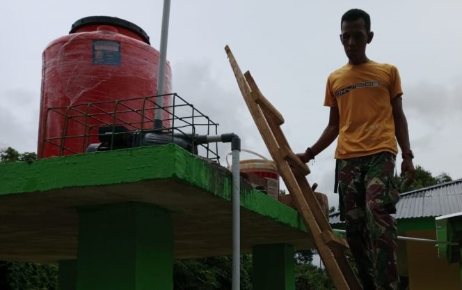 
 Satgas TMMD Juga Memasang Mesin Air di MCK Madrasah