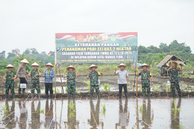 
 Usai Meninju Sasaran Fisik, Tim Wasev juga Ikut Menanam Padi dan Penebaran Benih Ikan