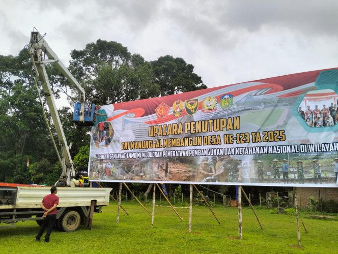 
 Anggota TNI masih Berjibaku Persiapkan Perlengkapan Penutupan TMMD di Desa Teluk Kuali Besok