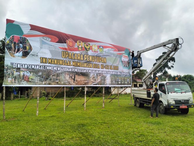 
 Menjelang Penutupan TMMD, Kesibukan Personil Memasang Banner/Baliho Raksasa