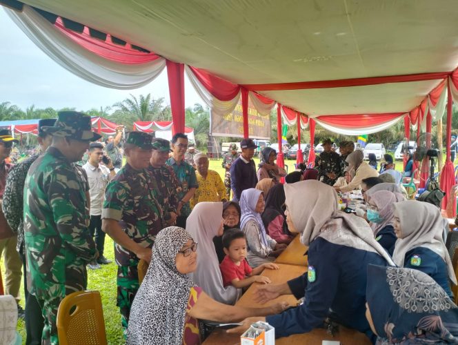 
 Mayjen TNI Heri Purwanto, Meninjau Kegiatan Pelayanan Pengobatan Gratis Usai Upacara Penutupan TMMD
