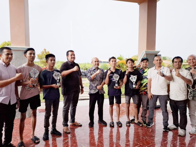 
 Dedy Putra Bupati Bungo Terpilih bersama Dirut PT KBPC Hadiri Penutupan Dragrace Swarnadwipa