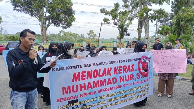 
 Kepala Sekolah SDN 71/II Sungai Gambir  Diberhentikan Usai Para Guru Demo di Kantor DPR