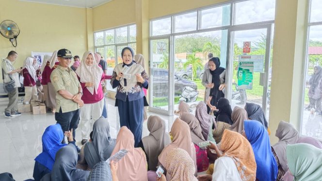 
 Anggota DPD RI Dra Hj Elviana Salurkan Obat-obatan Kepada Masyarakat Tanah Sepenggal Lintas