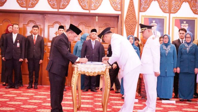 
 Resmi Dilantik, Dedy Putra, S.H., M.Kn dan Tri Wahyu Hidayat Menjabat Sebagai Bupati dan Wabup Bungo Periode 2025-2030