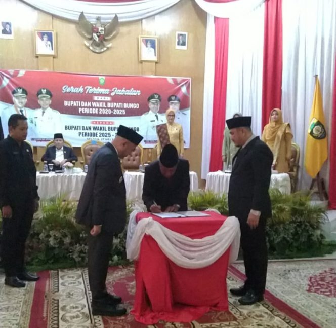 
 Sertijab Bupati dan Wabup Bungo, Dedy-Dayat Apresiasi Kepemimpinan Hamas-Apri