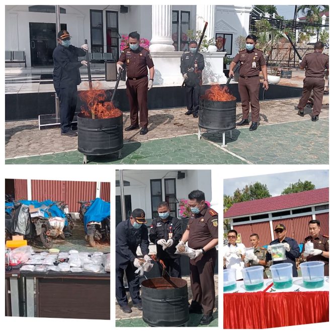 
 Kejari Bungo Musnahkan Barang Bukti Puluhan Perkara Tindak Pindana