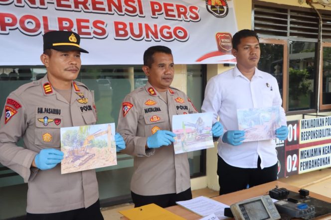 
 Dua Orang Operator Alat Berat Diamankan Polisi saat Razia PETI di Lubuk Kayu Aro Rantau Pandan