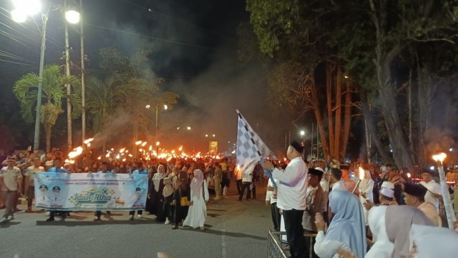 
 Wakil Bupati Bungo Lepas Ratusan Peserta Pawai Obor Idul Adha