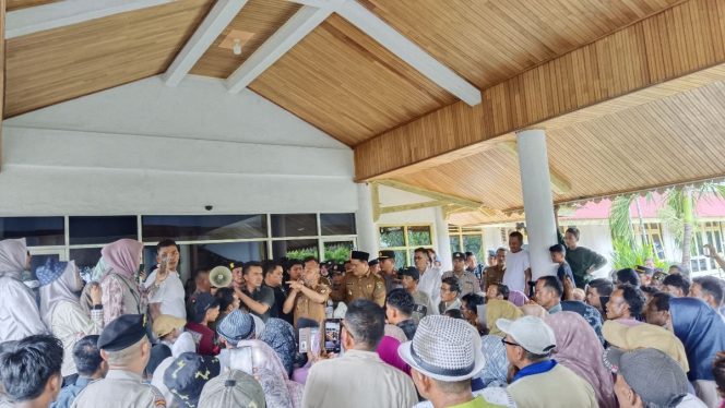 
 Usai Didemo Warga, Bupati Bungo akan Memberhentikan Rio Pedukun