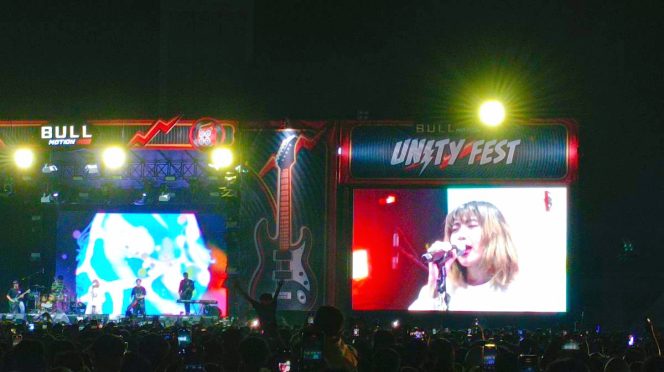 
 Konser Musik Bull Motion Unity Fest Tampil Memukau, Penonton Ikut Larut Bernyanyi sambil Bergoyang