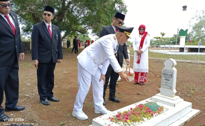 
 Bupati Bungo dan Wabup Ziarah ke Makam Pahlawan Satria Negara