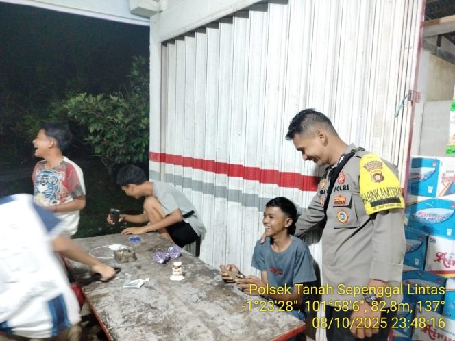 
 Dalam Upaya Menjaga Kamtibmas, Anggota Polsek Taseplin Patroli di Jalan Lintas Dusun Tanah Periuk