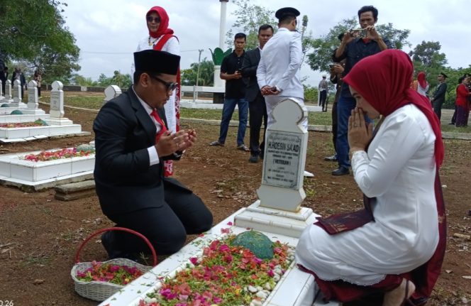 
 Ketua DPRD Bungo Adani Ziarah ke Taman Makam Pahlawan