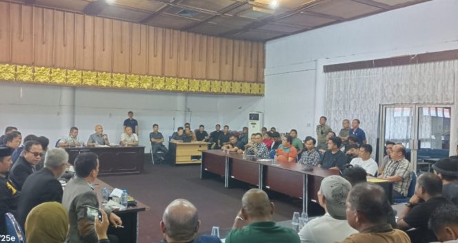 
 Waka II DPRD Bungo Darwandi Pimpin Mediasi  antara Supir Truck dan Pimpinan SPBU dalam Kabupaten Bungo