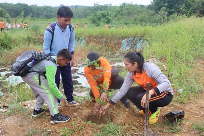 
 Polres Bungo Tanam Pohon bersama Anak SMP dan SMA dalam Rangka Peringati Hari Penanaman Pohon  Sedunia