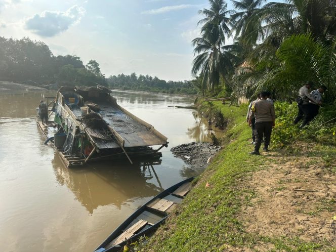 
 Polsek Tanah Sepenggal Lintas Bubarkan Aktivitas PETI di Sungai Mancur dan Tanah Periuk