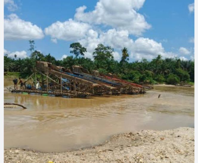 
 Tak Kunjung Ditindak, Belasan Rakit PETI Beroperasi di Dusun Tanah Periuk dan Tanah Bekali