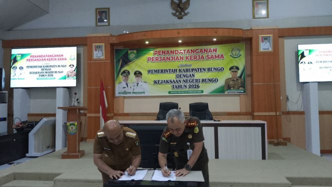 
 Bupati Bungo dengan Kajari Bungo Tandatangani MoU terkait Penanganan Masalah Hukum Bidang DATUN