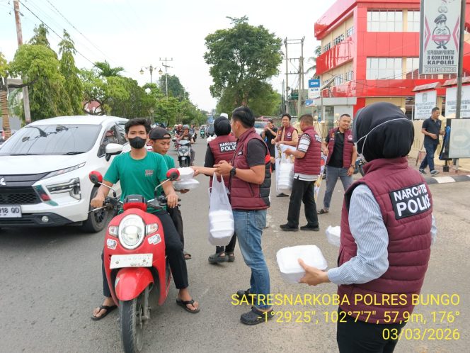 
 Berkah Ramadhan, Satresnarkoba Polres Bungo Bagi-bagi Takjil