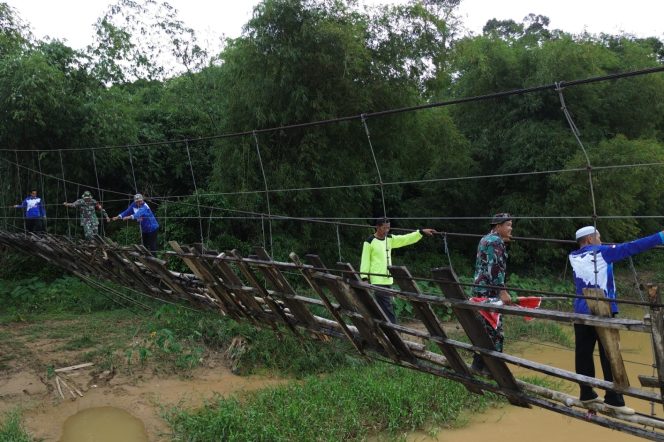 
 Kodim 0416/Bute Bangun Jembatan Gantung di Dusun Rantau Duku yang Roboh Sejak 2023 Silam