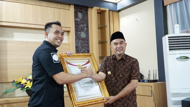 
 Bupati Bungo Terima Penghargaan dari Densus 88, Apresiasi Sinergi Cegah Terorisme