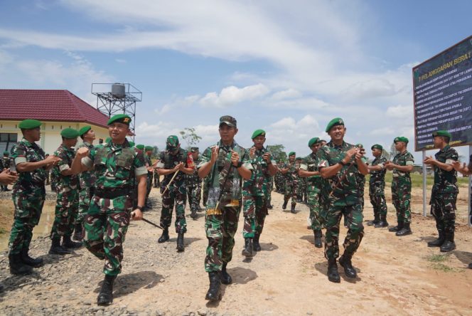 
 Danrem 042/Gapu Tinjau Yonif TP 844/Ksatria Batanghari dan Kompi Senapan B Yonif 142/Ksatria Jaya di Kabupaten Tebo