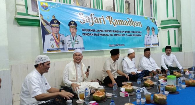 
 Bupati Bungo dampingi Gubernur Jambi Safari Ramadhan di Masjid Al-Falah Dusun Empelu