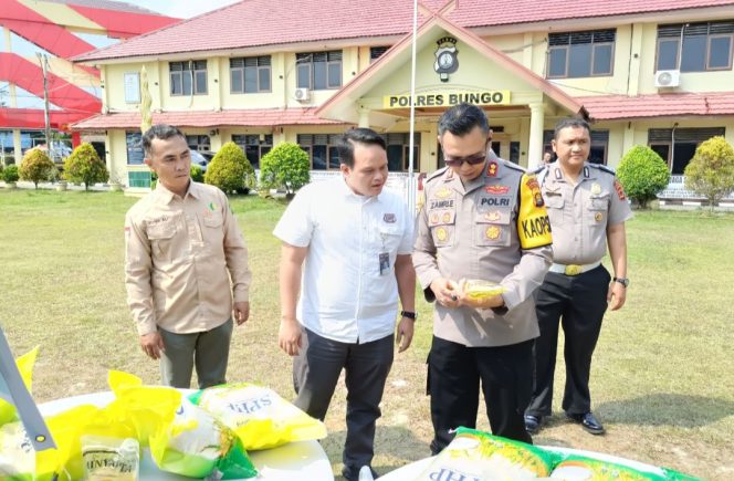 
 Polres Bungo Gelar Gerakan Pangan Murah Bersama Bulog, Bantu Masyarakat Dapatkan Sembako Terjangkau