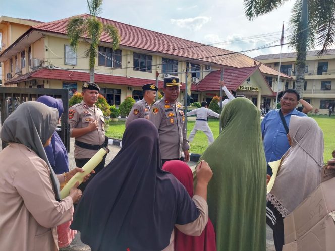 
 Sekelompok Emak-emak Dari Dusun Luben Gerudug Mako Polres Bungo Minta Aktivitas PETI di Daerahnya Ditindak