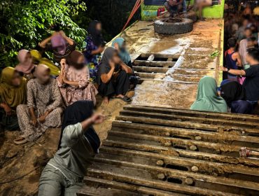 Warga yang menghadang jajaran kepolisian saat evakuasi alat berat excavator ke mobil Trado