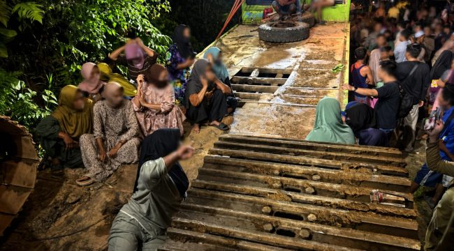 Warga yang menghadang jajaran kepolisian saat evakuasi alat berat excavator ke mobil Trado