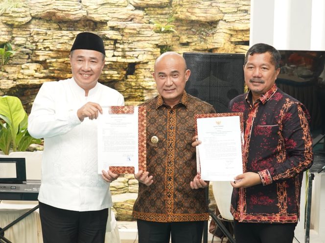 
 Bupati Bungo dan Dua Kepala Daerah Lainnya Tandatangani MoU Operasional Batik Air di Bandara Bungo