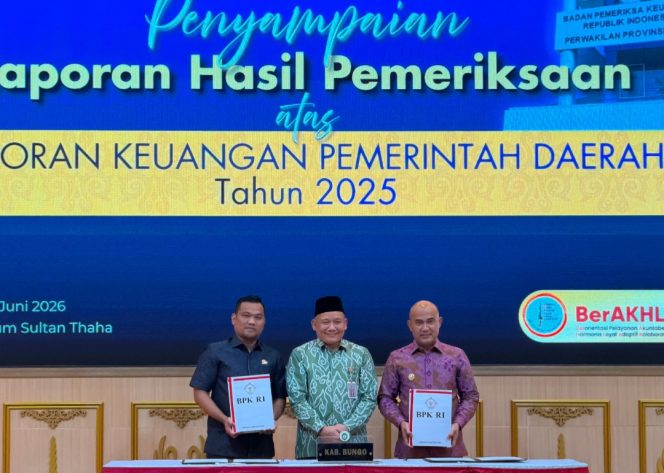 
 Ketua DPRD Bungo Dampingi Bupati Terima Penghargaan Opini WTP