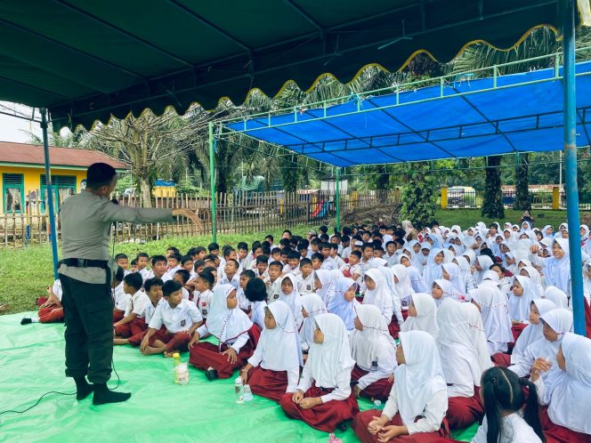 
 Tanamkan Nilai Disiplin Sejak Dini pada Anak-anak, Satbinmas Polres Bungo Sosialisasi Stop Bullying di SDN 88/ II Sungai Mengkuang