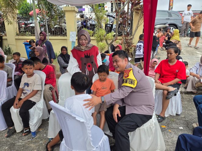 
 Sunatan Massal Hari Bhayangkara ke-80, Bhabinkamtibmas Beri Dukungan Mental kepada Peserta Sunatan