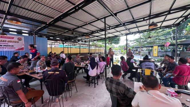 
 Kapolres Bungo Silaturahmi dengan Insan Pers Sekaligus Diskusi Santai Lewat Coffee Morning