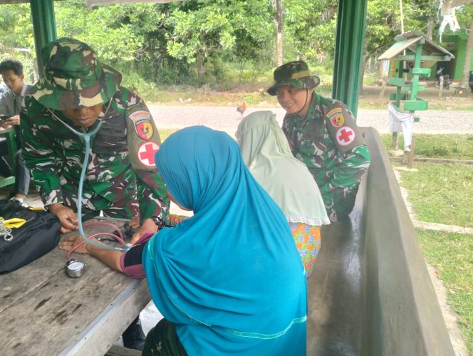 
 Tak Hanya Bangun Infrastruktur, Satgas TMMD Ke-129 Kodim 0416/Bute Berikan Pelayanan Kesehatan Gratis Door to Door